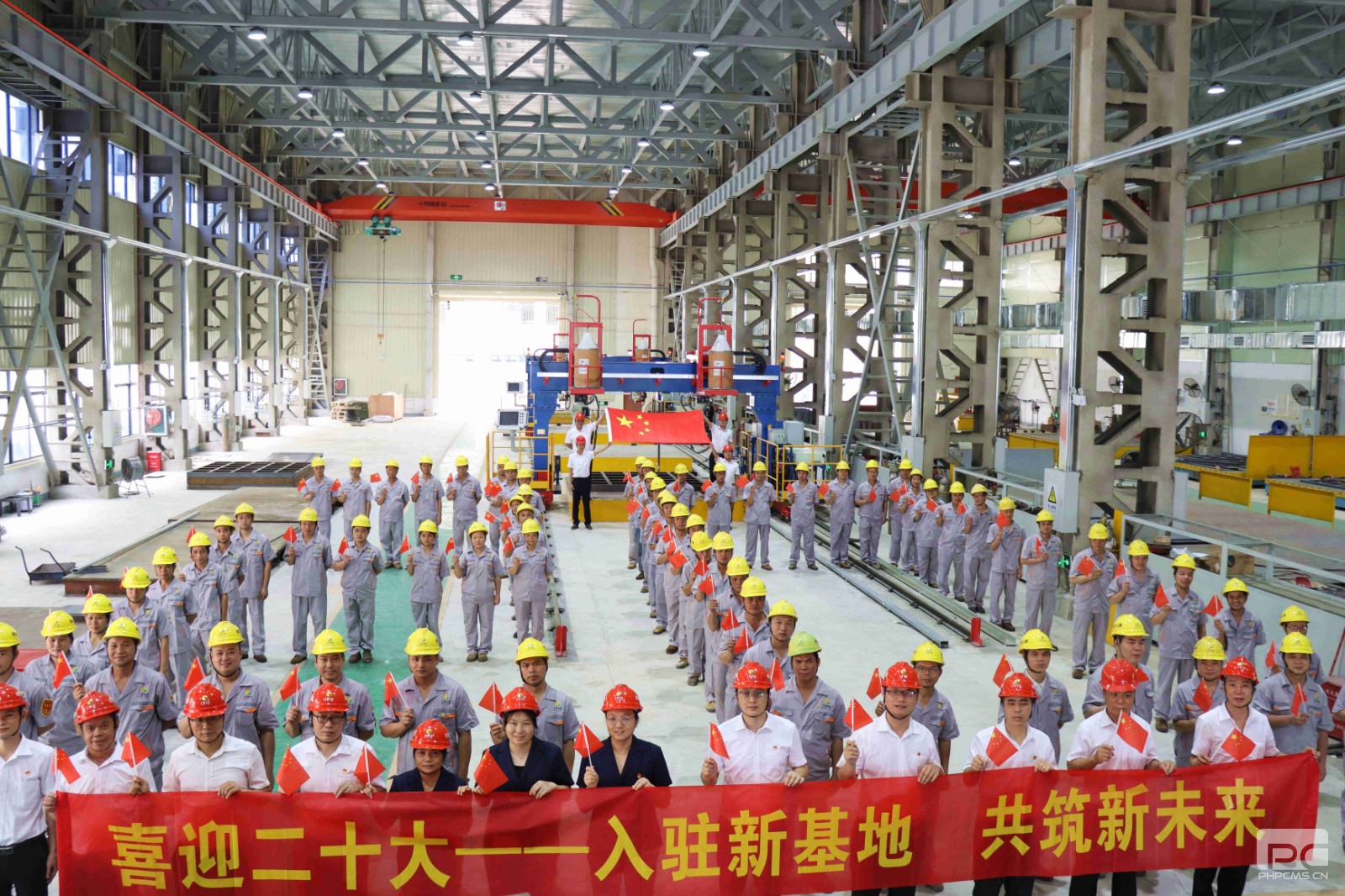 1.我与国旗同框，心与祖国同在（拍摄者：人防设备党支部吴海彬）.jpg