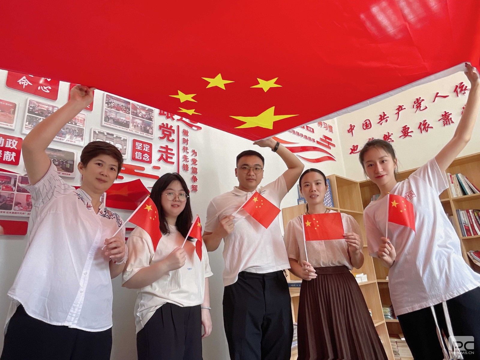 2.国旗飘扬，初心始终，祝福我们伟大的祖国生日快乐！（拍摄者：行政党支部覃兰芳）.jpg
