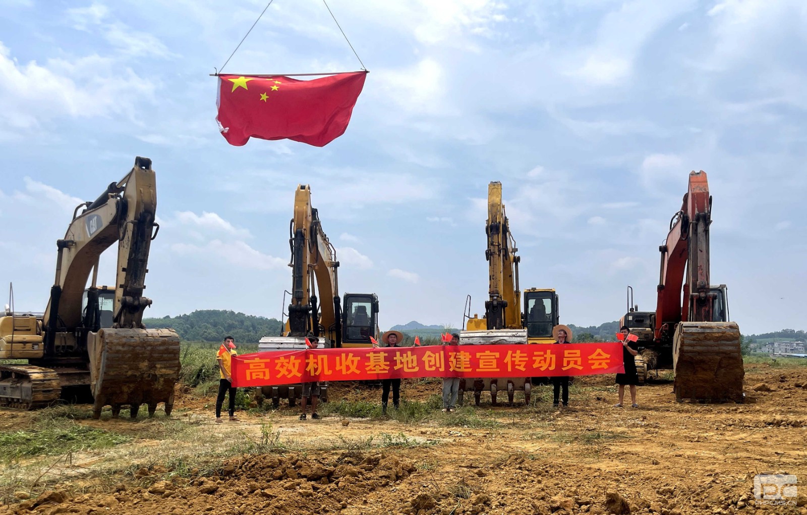 4.当五星红旗飘扬的时候，我们以国旗为荣，我们热血澎湃。站在庄严的国旗下，我们以祖国的强盛而自豪！（拍摄者：农机服务党支...jpg