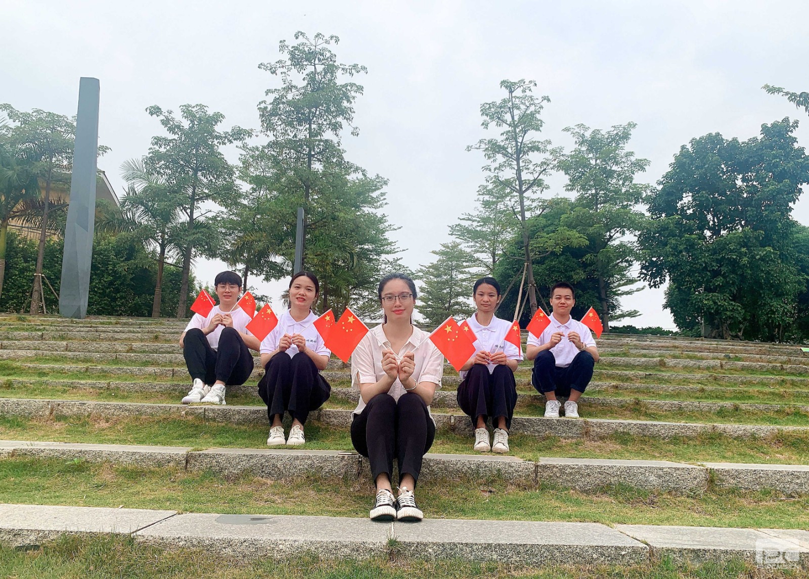 9.新时代的我们要把国旗捧在手上，放在心里，祝福伟大祖国。（拍摄者：金年会公司党支部杨狄千）.jpg