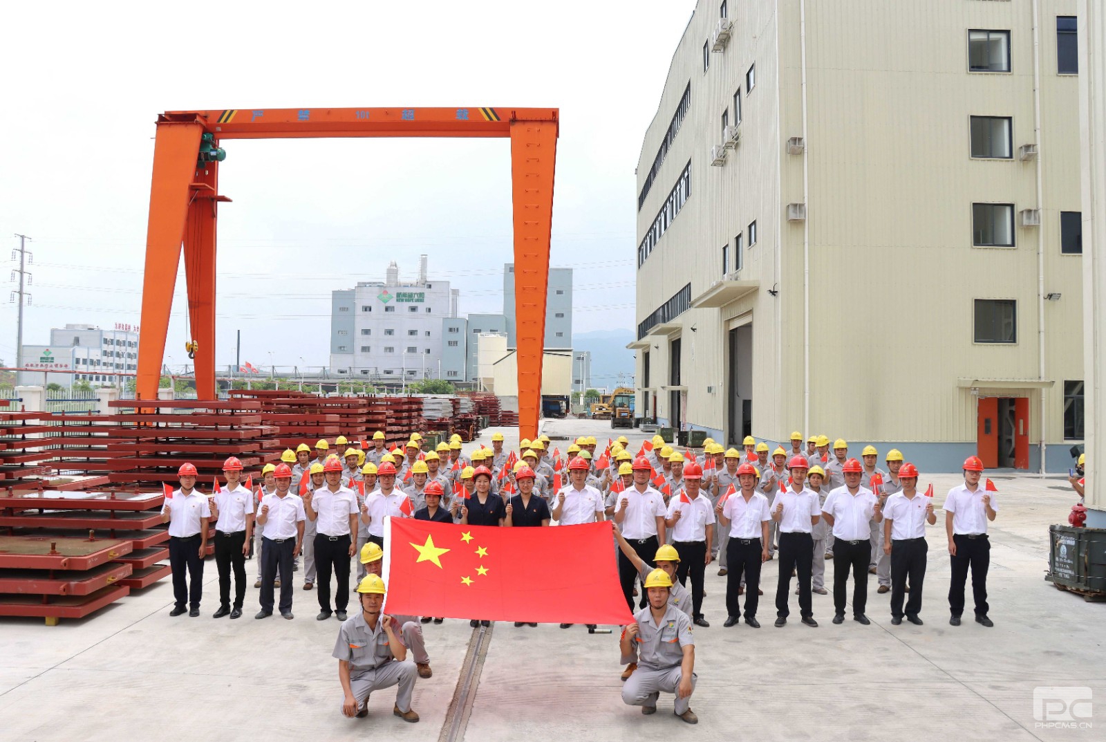 11.我与国旗同框，心与祖国同在 （拍摄者：人防设备党支部吴海彬）.jpg