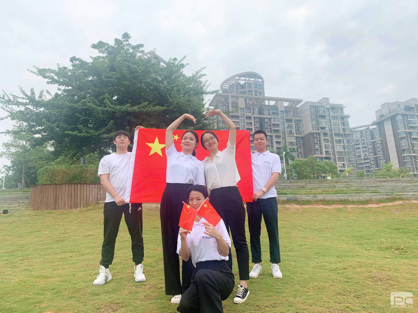 14.国旗下的青春，爱国不仅仅是嘴上的口号，更应有一颗赤子之心。（拍摄者：金年会公司党支部杨狄千）.jpg