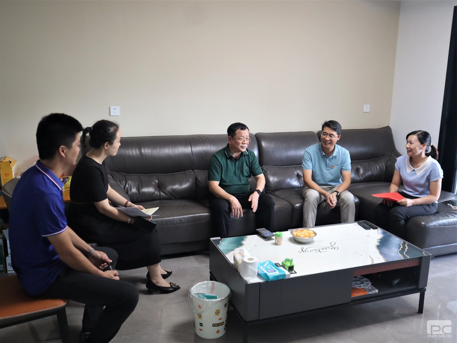 卢永泉同志进行廉政家访.jpg