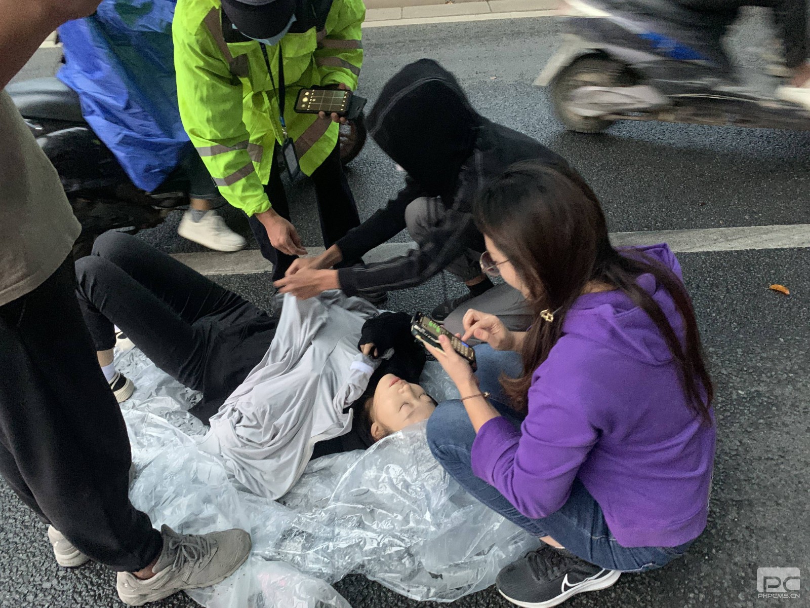 小廖同志帮伤者联系朋友及同事.jpg