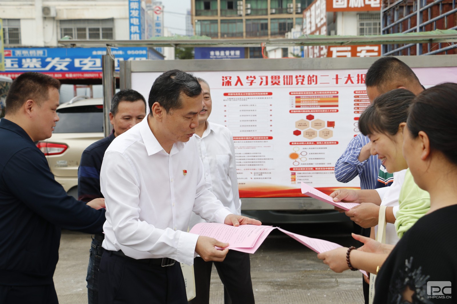 发放学习资料.JPG